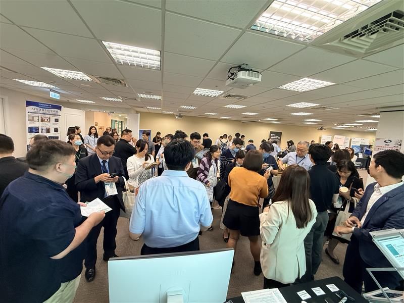 醫療研討會展區的參觀與交流情形。