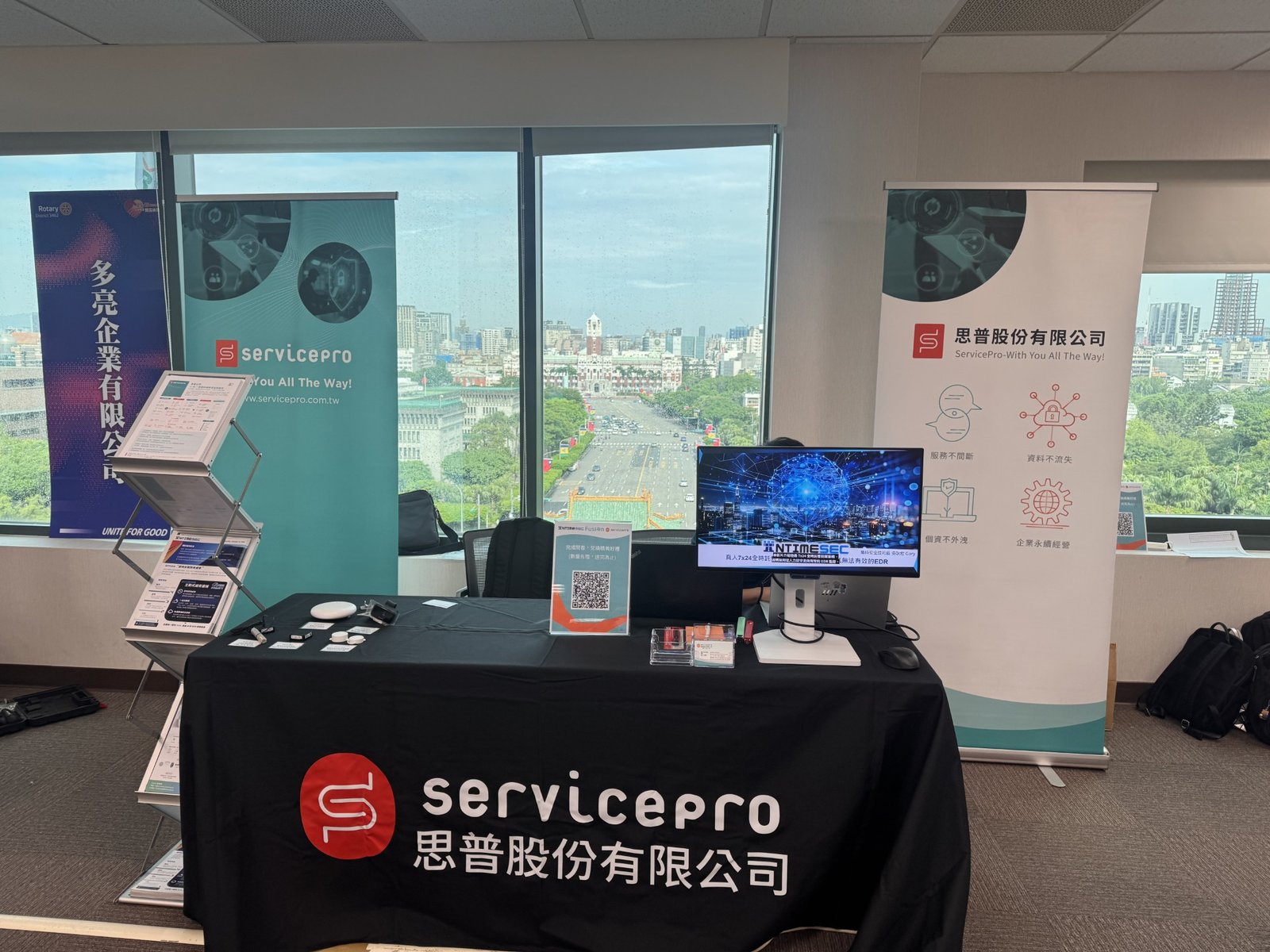 思普展位展示群邁通訊 Fusion 智慧照護與集時安全 ITSec MDR 方案。